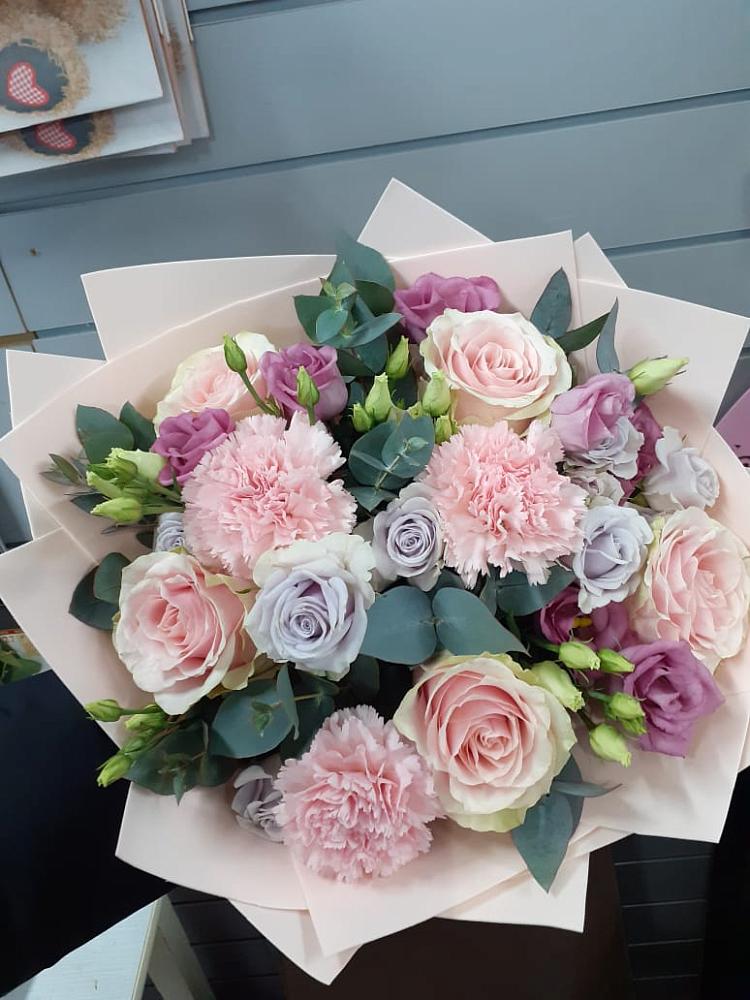 Букет цветов из: Розы, Гвоздики и Лизиантусы в Колчаново